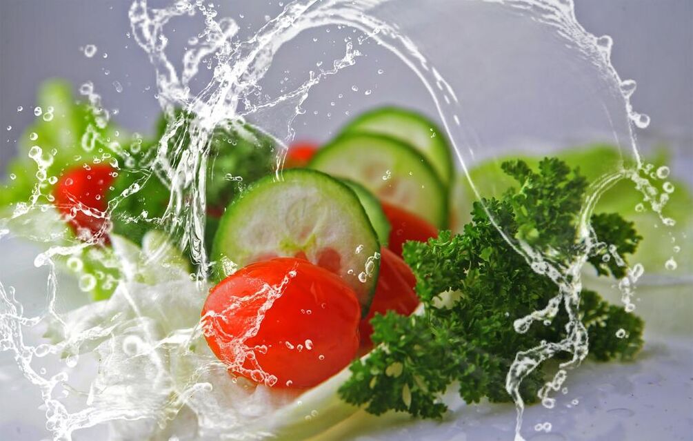 Une alimentation saine et de l’eau sont des éléments essentiels pour perdre du poids