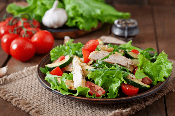 Une salade de poulet et de légumes est une excellente option pour un dîner léger après une séance d'entraînement. 