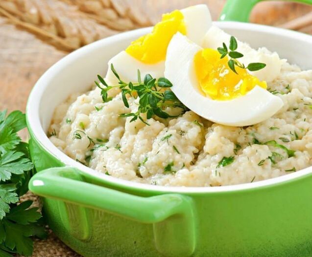 Porridge et œufs durs pour le petit déjeuner avec la goutte